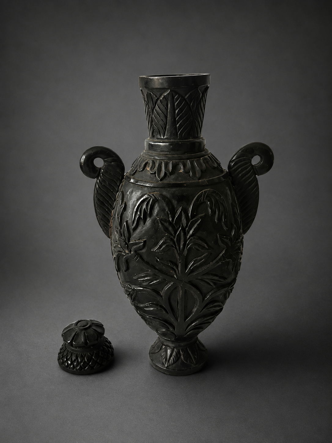 Rare islamic mughal hard stone pot